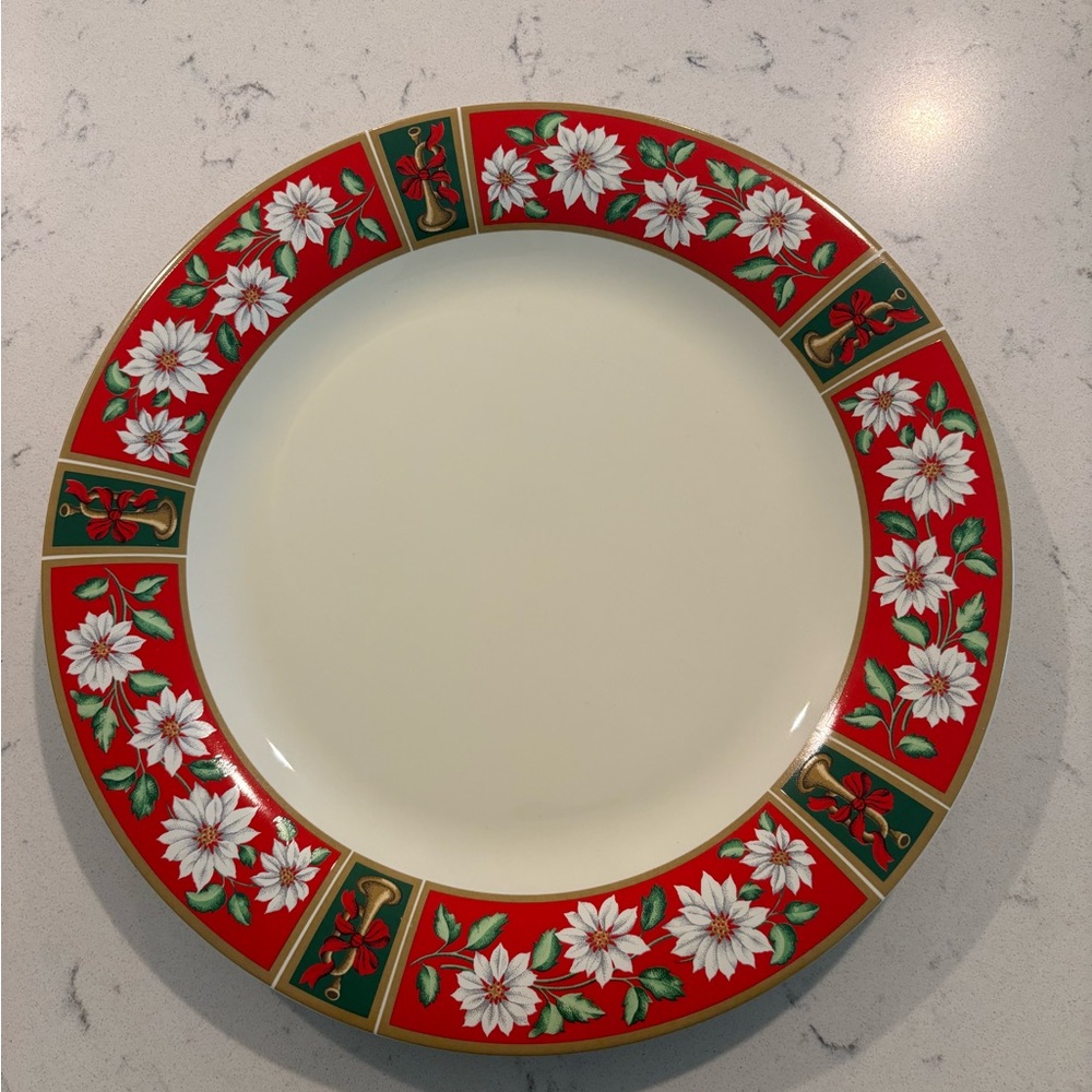 Christmas classic traditions ￼Charlton Hall Holiday 12 inch plate